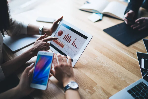 Von Oben Frauen Mit Smartphone Die Während Der Konferenz Tisch — Stockfoto