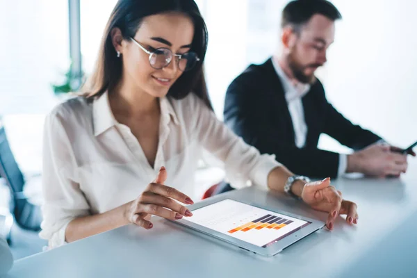 Mooie Jonge Vrouw Bril Glimlachen Het Gebruik Van Moderne Tablet — Stockfoto