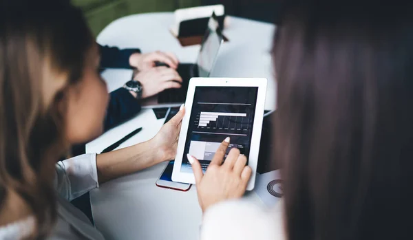 Ernte Von Hinten Junge Brünette Büroangestellte Hemd Mit Tablet Für — Stockfoto