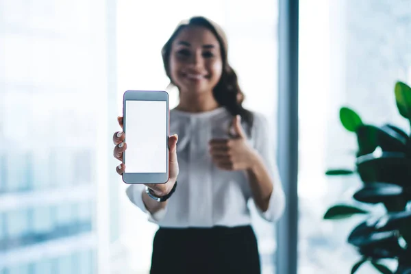 Attraktive Junge Gut Gelaunte Frau Bürokleidung Zeigt Smartphone Mit Leerem — Stockfoto