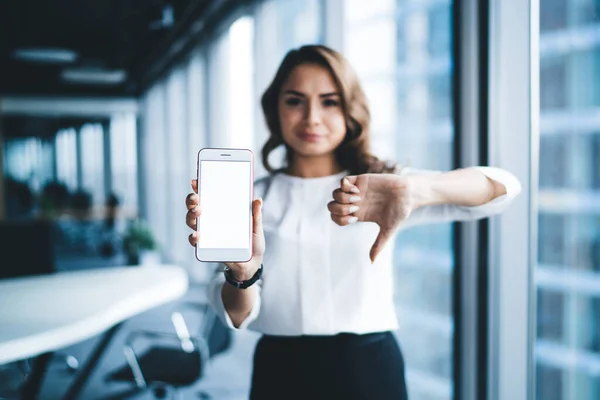 Attraktive Junge Runzelnde Frau Büro Trägt Smartphone Mit Leerem Bildschirm — Stockfoto