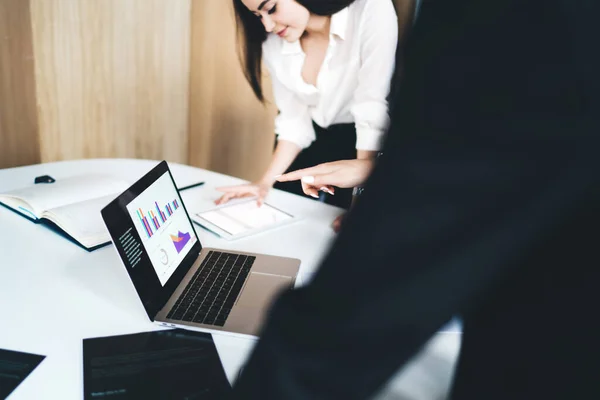 Gruppe Von Büroangestellten Formeller Kleidung Trifft Sich Auf Weißem Tisch — Stockfoto