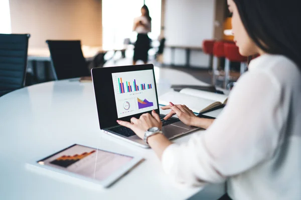 Wazig Elegante Jonge Dame Browsen Laptop Het Analyseren Van Schema — Stockfoto