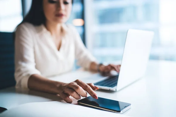 Senhora Elegante Borrada Com Tela Sensível Toque Laptop Smartphone Moderno — Fotografia de Stock