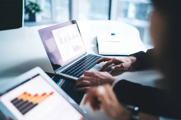 Cultivo Empleados Negocios Sentados Mesa Blanca Trabajando Con Gráficos Horarios —  Fotos de Stock