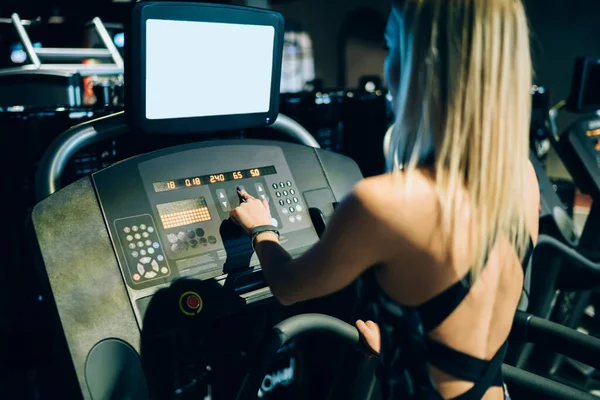 Vista Trasera Rubia Adulta Borrosa Traje Deportivo Moda Haciendo Ejercicio —  Fotos de Stock