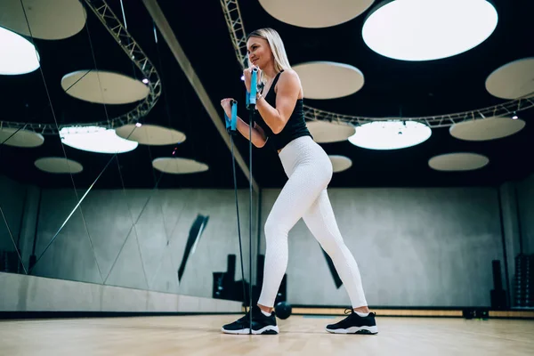 Vista Lateral Ángulo Bajo Mujer Forma Rubia Alegre Ropa Deportiva — Foto de Stock