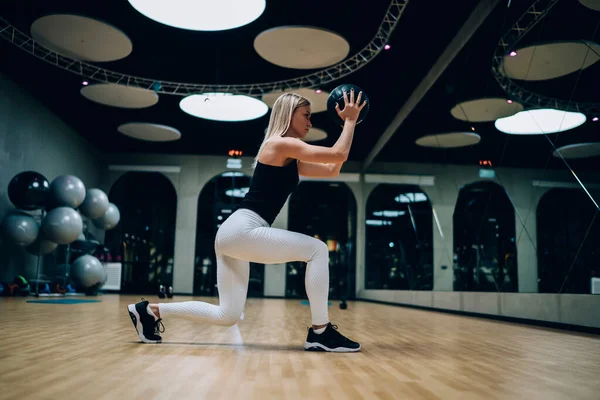 Zijaanzicht Van Training Vrouw Zwart Top Wit Leggings Doen Lunges — Stockfoto