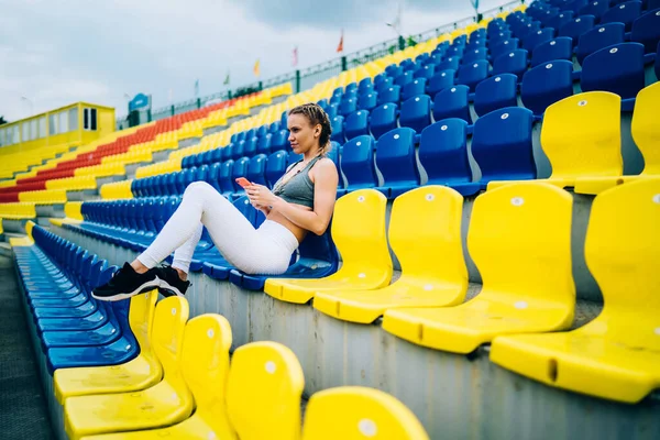 Beyaz Tozlu Sarı Saçlı Gri Bluzlu Kararlı Bayan Sporcu Stadyumda — Stok fotoğraf