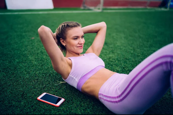 Mulher Treinando Músculos Abdominais Chão Esportivo Com Gras — Fotografia de Stock