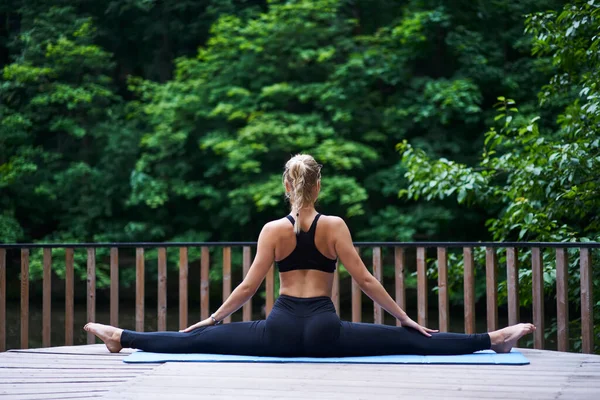 Aktive Junge Frau Sportkleidung Die Meditation Praktiziert Yoga Macht Und — Stockfoto