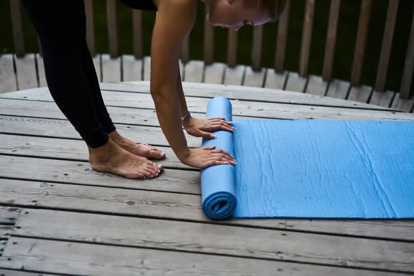 Atlética Mujer Rubia Delgada Negro Leggins Rodando Trapo Yoga Azul —  Fotos de Stock