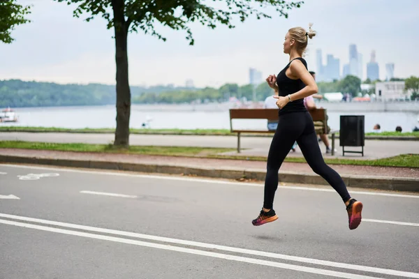 Achteraanzicht Van Vastberaden Volwassen Sportvrouw Zwarte Sportkleding Langs Straat Tegen — Stockfoto