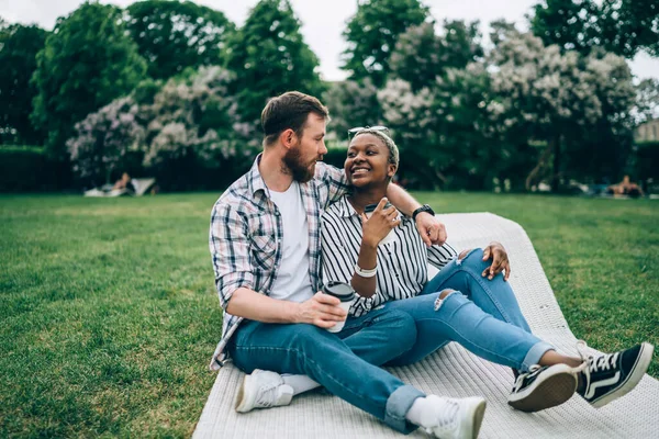 Milující Multiraciální Pár Sedí Spolu Podložce Trávě Venku Dívá Sebe — Stock fotografie