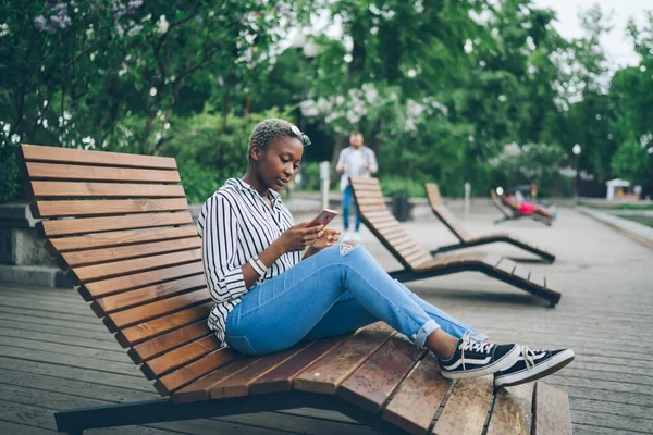 Widok Boku Skupiony Casual Czarny Kobieta Krótkimi Włosami Przeglądanie Smartfona — Zdjęcie stockowe