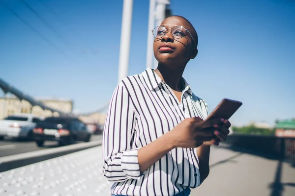 Baixo Fardo Pensivo Sério Africano Fêmea Americana Com Smartphone Mãos — Fotografia de Stock