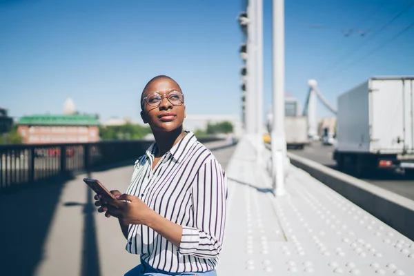 Mulher Pensativa Sentado Ponte Urbana Procura Informações Sobre Telefone Móvel — Fotografia de Stock