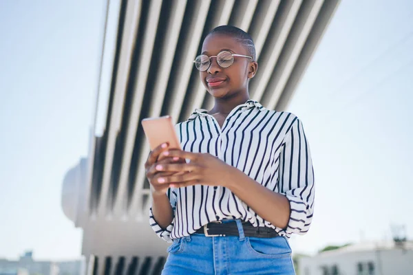 Zdola Moderní Plešaté Afroameričanky Brýlích Stojící Pod Mostem Prohlížející Internet — Stock fotografie