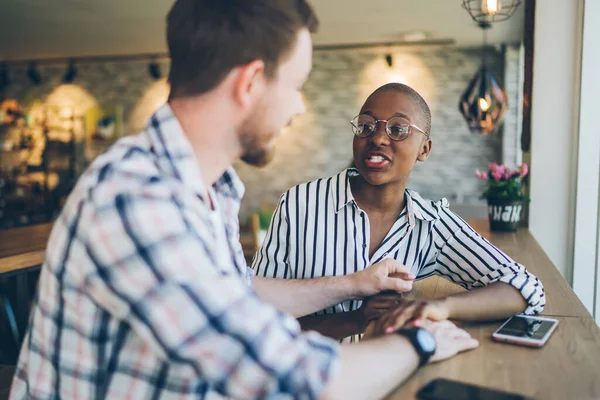 Namorado Adulto Segurando Mão Namorada Afro Americana Discutindo Planos Enquanto — Fotografia de Stock