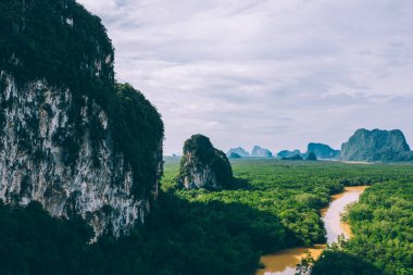 Mangrov ormanlarının, nehir kanallarının ve dağların hava manzarası. Tayland 'daki Ao Phang Nga Körfezi Ulusal Parkı' ndaki tropikal su ormanlarının güzel panoramik doğa manzarası kuşbakışı.