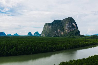 Mangrov ormanlarının, nehir kanallarının ve dağların hava manzarası. Tayland 'daki Ao Phang Nga Körfezi Ulusal Parkı' ndaki tropikal su ormanlarının güzel panoramik doğa manzarası kuşbakışı.