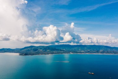 Saf doğayla çevrili boş adaların kuş bakışı görüntüsü. Beyaz bulutlu güzel mavi gökyüzü. Denizle nefes kesici manzara.