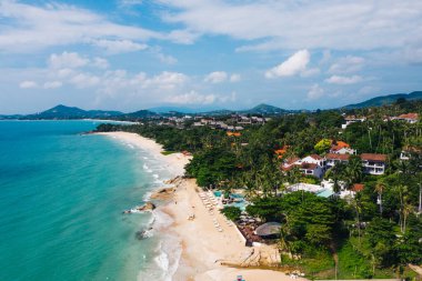 Turkuaz berrak deniz suyuyla beyaz kumsal manzarası. Kumsalda otelleri olan resimli gölün kuş bakışı panoramik manzarası. Tayland 'da nüfuslu bir ada