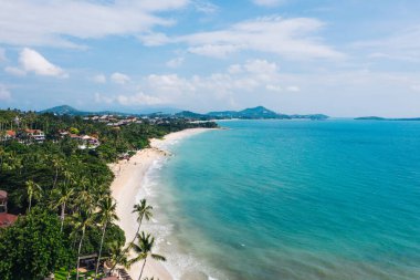 Turkuaz berrak deniz suyuyla beyaz kumsal manzarası. Kumsalda otelleri olan resimli gölün kuş bakışı panoramik manzarası. Tayland 'da nüfuslu bir ada