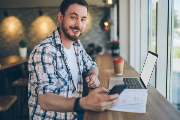 Sett Fra Siden Optimistisk Vennlig Utgående Fyr Som Bruker Laptop – stockfoto