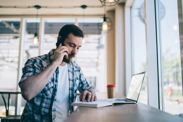 Uomo Esecutivo Camicia Con Maniche Arrotolate Discutendo Con Colleghi Idee — Foto Stock