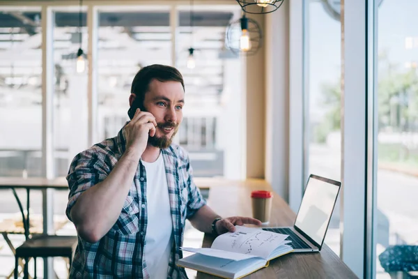 Munter Mann Med Rutete Skjorte Som Snakker Smarttelefonen Mens Han – stockfoto