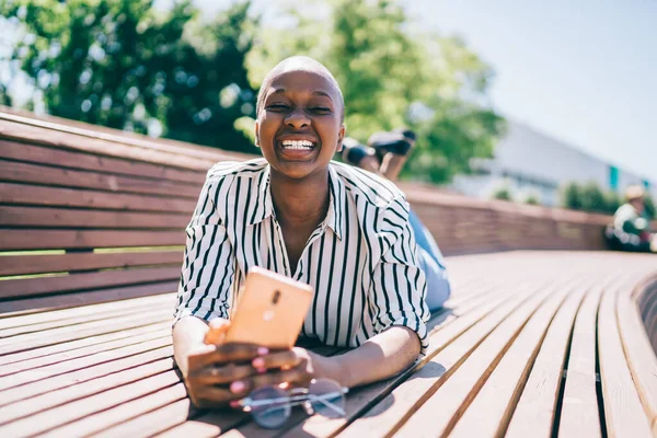 Happy Bezstarostné Atraktivní Černošky Žena Mobilním Telefonem Úsměvem Kameru Během — Stock fotografie