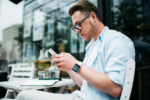 Konzentrierter Intellektueller Mann Mit Brille Blauem Hemd Weißem Shirt Und — Stockfoto