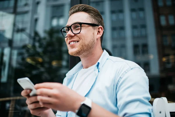 Joven Intelectual Sonriente Gafas Con Camisa Azul Camisa Blanca Muñeca —  Fotos de Stock