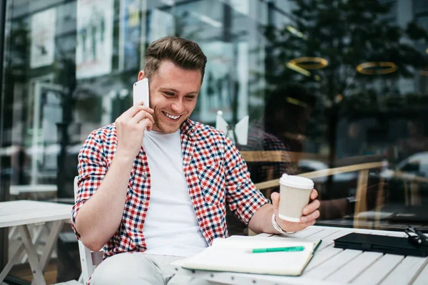 Ung Munter Mann Med Skjorte Hvit Skjorte Kaffekopp Mobil Sittende – stockfoto