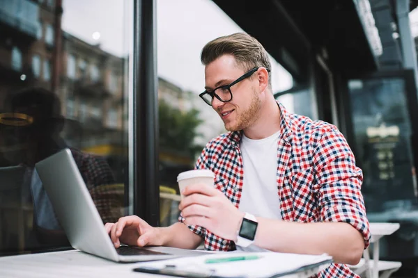 Giovane Maschio Gioioso Abbigliamento Casual Occhiali Con Orologio Intelligente Utilizzando — Foto Stock