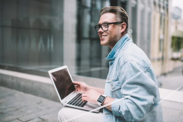 Zijaanzicht Van Jonge Stijlvolle Glimlachende Man Slim Horloge Met Denim — Stockfoto