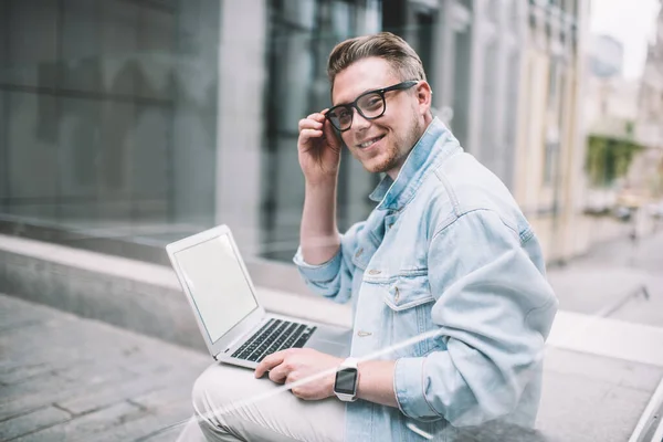 Bekijk Door Glas Van Knappe Jongeman Casual Kleding Met Slimme — Stockfoto