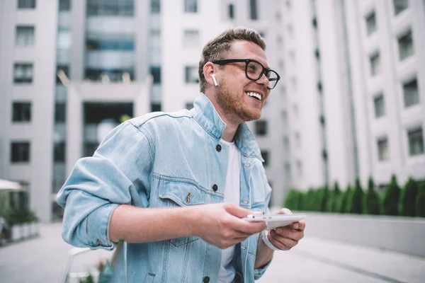 Vista Dal Basso Del Ragazzo Contenuto Abiti Casual Occhiali Con — Foto Stock