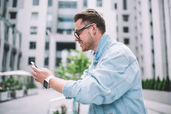 Vista Lateral Del Alegre Hombre Sonriente Con Ropa Gafas Casuales —  Fotos de Stock