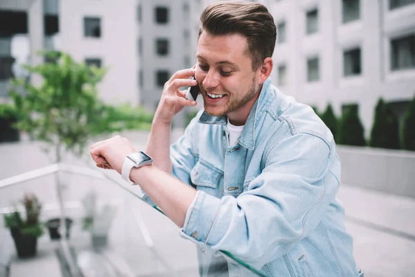 Kjekk Smilende Mann Fritidsantrekk Med Smarttelefon Som Snakker Med Venn – stockfoto