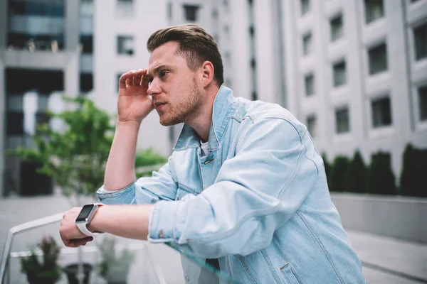 Joven Hipster Frustrado Con Ropa Jeans Con Reloj Inteligente Que — Foto de Stock