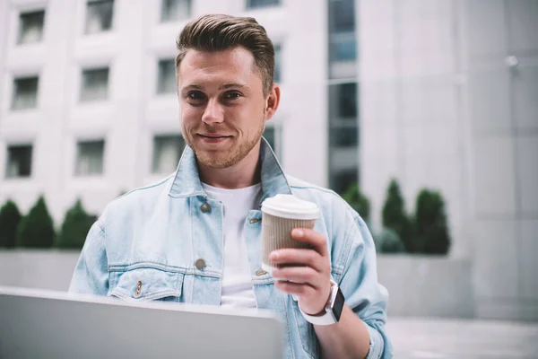 Maravilloso Tipo Sonriente Con Traje Casual Con Reloj Inteligente Tomando —  Fotos de Stock