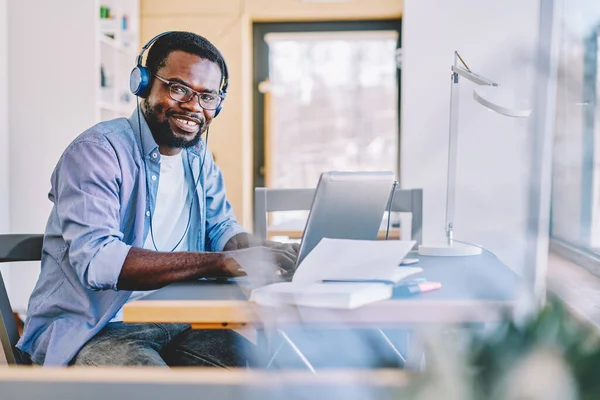 Vrolijke Afro Amerikaanse Man Koptelefoon Glimlachend Kijkend Naar Camera Tijdens — Stockfoto