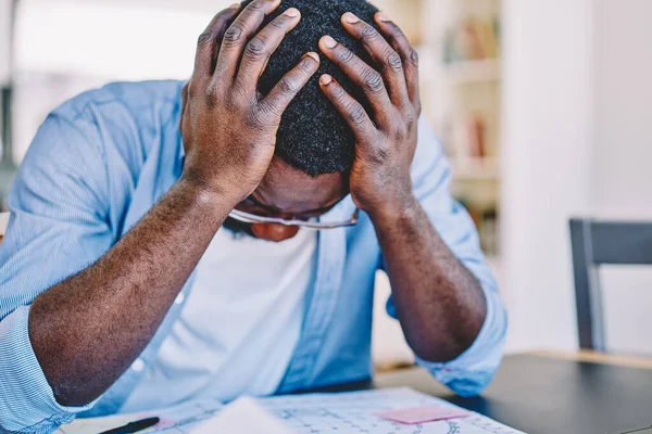 Verzweifelter Afroamerikanischer Architekt Der Tisch Sitzt Und Probleme Mit Dem — Stockfoto