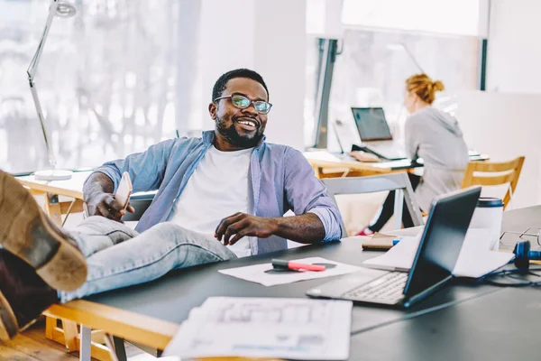 Vrolijke Afro Amerikaanse Man Met Smartphone Glimlachen Weg Kijken Terwijl — Stockfoto