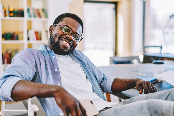 Boldog Nevetés Afro Amerikai Férfi Szemüvegben Öltözött Alkalmi Ruházat Asztalnál — Stock Fotó