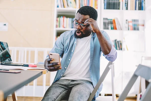 Schockierter Afroamerikaner Mit Brille Lässiger Kleidung Der Mit Dem Laptop — Stockfoto