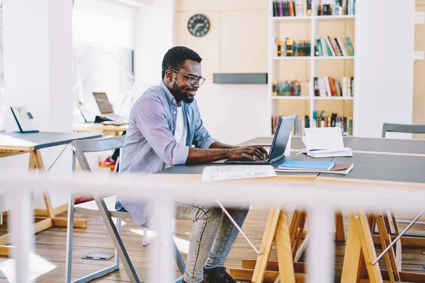 Afro Amerikaanse Man Werkt Laptop Terwijl Zitten Aan Tafel Met — Stockfoto