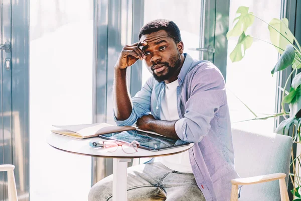 Afro Amerikaanse Pensive Vermoeide Man Het Creëren Van Gedachten Terwijl — Stockfoto